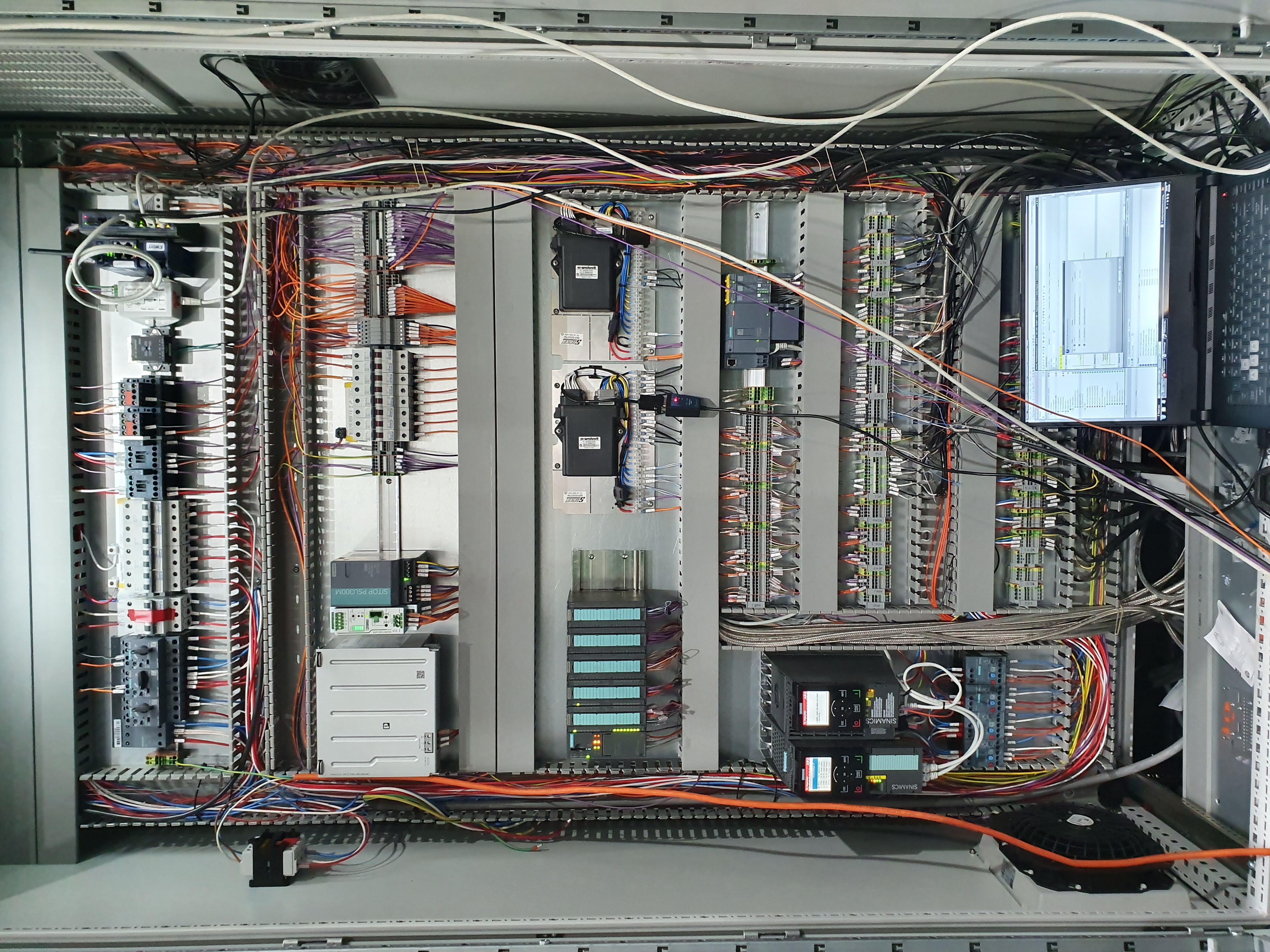 Internal control panel with Siemens PLC, SINAMICS drives and valve controllers