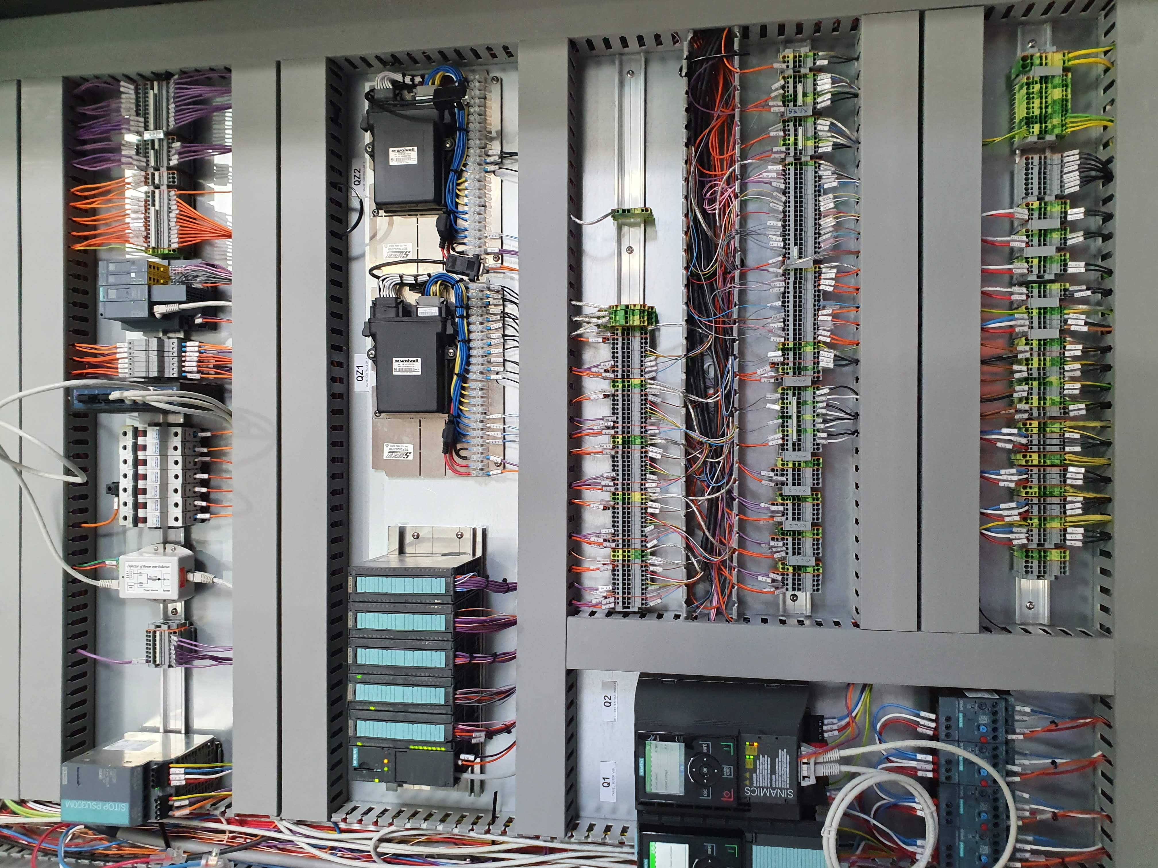 Detail of Siemens PLC rack with QZ1 and QZ2 valve controllers